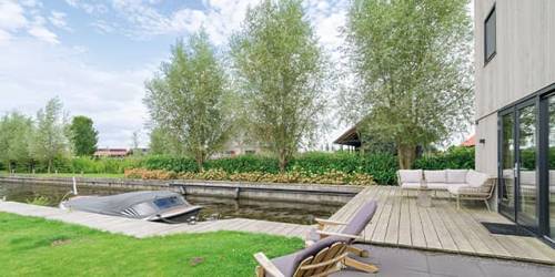 Holiday home Friesland met boot