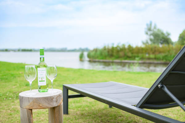Watervilla Friesland aan het water